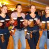 Die hübschen Bedienungen des Musikvereins Langenneufnach versorgten die Besucher mit Bier. 