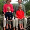 Prinz Charles und Prinzessin Diana mit ihren Kindern Harry (l) und William auf den Scilly-Inseln (Foto vom 1. Juli 1989). 