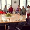 Zum 20-jährigen Bestehens des „Witwenkreises“ kamen zwölf Frauen aus Pfaffenhausen und Umgebung zu einem gemütlichen Kaffeeklatsch zusammen. Erika Bestler (Zweite von rechts) organisiert diese Treffen mit Begeisterung und will auch noch weitermachen. 	