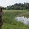 Der ehemals versandete Flutgraben wird inzwischen wieder gut unter anderem von Grasfröschen und Libellen angenommen, wie, Angela Rieblinger, Geschäftsführerin des Landschaftspflegeverbands, berichtet. 