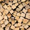 Holz im Wert von 50 Euro stiehlt ein Unbekannter in Fünfstetten.