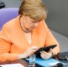 Bundeskanzlerin Angela Merkel hat Akten lieber auf dem Tablet-Computer als auf Papier. Nun hat ihre Regierung sogar ein „Digitalkabinett“.