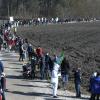 Hunderte demonstrierten im Februar mit einer Menschenkette für den Erhalt des Bannwaldes.