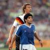 Der deutsche Abwehrspieler Guido Buchwald hinten deckt den argentinischen Kapitän Diego Maradona im WM-Finale in Rom am 08.07.1990.