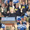Ein bisschen ratlos wirkt Hillary Clinton in New Hampshire. Da kann ihr Mann Bill noch so lange klatschen. Für die Demokratin werden die Vorwahlen kein Selbstläufer. 	 	