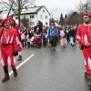 Gemeinsam mit Trommler Albert zogen Schülerinnen und Schüler der Grundschule durch Burgau, um die Gewerbetreibenden aufzufordern, Süßigkeiten und Brezen aus den Fenstern zu werfen. 