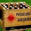 Ein Biertragl von Prügelbräu mit Bügelverschluss-Flaschen längst verschwundener Brauereien erzählt Braugeschichte. 	