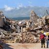 Drei Jahre nach dem verheerenden Erdbeben im italienischen L'Aquila sind sieben Experten in einem umstrittenen Verfahren wegen fahrlässiger Tötung zu jeweils sechs Jahren Haft verurteilt worden.