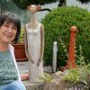Künstlerin Renate Franke liebt alle ihre Kunstwerke, die sie im Garten umgeben. Die Frauenstatue ist ihre neueste Schöpfung. 