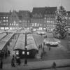 1967: Seit 1963 versammeln sich auf dem Christkindlesmarkt am Augsburger Rathausplatz jedes Jahr Tausende Menschen auf dem Augsburger Rathausplatz. 