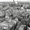 Augsburg vor 70 Jahren: Vom Perlachturm geht der Blick über die Steingasse (unten, Bildmitte) bis zu den Heilig-Kreuz-Kirchen (oben). Die Ruinen wurden 1947/48 abgebrochen.