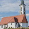 Auf einer Wanderung kommt man an der Kirche St. Johannes Baptist in Meringerzell vorbei. 
