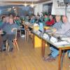 Gut gefüllt war auch das Harburger Sportheim beim siebten DZ-Fußballstammtisch. Unser Foto zeigt (von rechts) Moderator Markus Erdt, TSV-Spartenleiter Andreas Kerlies, Schiedsrichter Georg Schalk und DZ-Experte Robert Leinfelder.  