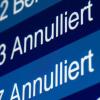 "Annulliert" steht auf einer Anzeige im Flughafen für zwei Flüge der Fluggesellschaft Germanwings.