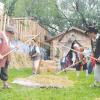 Burgau drehte bereits 2009 die Zeit zurück: Beim Historischen Fest waren Drescher bei der Arbeit vor den Toren des Schlosses zu sehen.  