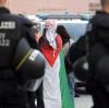In Augsburg zeigen Demonstrantinnen und Demonstranten am Freitag ihre Solidarität mit den Palästinensern.