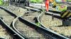 Arbeitstrupps der Bahn sind weiter damit beschäftigt, Gleisschäden zu beheben, die durch den entgleisten Güterzug in Mitleidenschaft gezogen wurden. Auf der Strecke soll einmal alle fünf Minuten ein Güterzug fahren. Foto: Silvio Wyszengrad