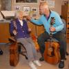 Erna Karpa freut sich über den Besuch von Wertingens Kulturreferent Frieder Brändle. Sie stellt die Gitarren ihres verstorbenen Mannes für ein Projekt des Gitarrenfestivals in Wertingen im kommenden Oktober leihweise zur Verfügung.