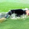 Kurz Luft holen - und wieder ab unters Wasser: Triathlet Andreas Herger trainiert oft im Radersdorfer See. Der 39-jährige Kühbacher wurde 2009 und 2010 deutscher Vizemeister bei den Lehrern. Fotos: privat