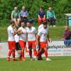 Nicht Schwarz-Gelb, sondern Rot-Weiß triumphierte beim Lauinger Stadtderby. Hier feiert Türk Gücü die 1:0-Führung durch Timur Cukur (Zweiter von links). Am Ende stand es 1:3 gegen den FC Lauingen.  Foto: Karl Aumiller