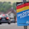 Ein Wahlplakat der AfD hängt an der Bundesstraße 89 im Landkreis Sonneberg. Die Partei ist im Osten besonders stark.