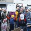 Phasenweise haben nach Schätzungen der Polizei am Samstagnachmittag bis zu 2200 Menschen auf dem Aichacher Stadtplatz für Demokratie und Freiheit demonstriert.