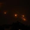 Raketen erhellen den Nachthimmel, als sie von Beit Lahia im nördlichen Gazastreifen in Richtung Israel abgefeuert werden.