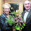 Mit Blumen bedankte sich Zweiter Bürgermeister Karl Simon bei Bürgermeisterin Marlene Preißinger für die gute Zusammenarbeit. Foto: hak