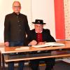Anlässlich seines 85. Geburtstages trug sich Ehrenbürger Ulrich Egger im Beisein von Bürgermeister Manfred Nerlinger in das Goldene Buch der Gemeinde Wehringen ein.