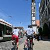 Mitten drin! Die Radler zwischen Straßenbahn und Perlachturm.