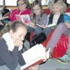 Lesen macht Spaß, finden Charlotte (vorne) und (von links) Alexandra, Lea, Bianca und Emilia aus der Klasse 5b des Türkheimer Gymnasiums. In der Bücherschau, die Oberstufenschüler organisiert haben, haben sie gleich spannende Bücher gefunden. 