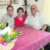 Konrad und Hildegard Strasser aus Dasing feierten ihre Goldene Hochzeit. Bürgermeister Erich Nagl (links) gratulierte. Foto: Daniel Beck