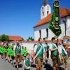 Den heißen Temperaturen hielten die vielen Teilnehmer des Festumzuges am Sonntag beim 100. Jubiläum des Schützenvereins Almenrausch in Griesbeckerzell stand. Der Jubelverein marschierte vorneweg. 	