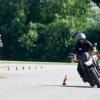 Auf dem Verkehrsübungsplatz in Ludwigsfeld üben Heinz Jarischs Fahrschüler das Ausweichen mit dem Motorrad.