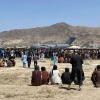 Dieses Foto ist am 16. August, also in dieser Woche, aufgenommen worden. Hunderte von Menschen versammeln sich in der Nähe eines Transportflugzeugs der US-Luftwaffe vom Typ C-17  auf dem Gelände des internationalen Flughafens in Kabul. Sie wollen weg aus ihrer Heimat, weil sie die Taliban fürchten. 