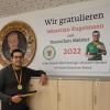 Seine Vereinskollegen haben Sebastian Kugelmann im Schützenheim in Wiedergeltingen bereits mit diesem Plakat ein kleines Denkmal gesetzt. Der 33-jährige Luftpistolenschütze ist frisch gebackener Deutscher Meister.
