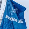 Eine Fahne vom Fußball-Zweitligisten Hertha BSC weht vor der Geschäfstelle im Wind.