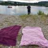 Zwei Handtücher und zwei Getränkeflaschen, die einsam am Altisheimer Baggersee lagen, haben für einen Großeinsatz von Feuerwehr und Wasserrettern gesorgt.