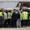 Trauernde tragen die Leichen von zwei Opfern des rassistisch motivierten Attentats in Christchurch.