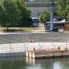 Floß und Boot liegen im Wasser, der Bereich vor der Donaubühne ist mit feinem Sand aufgeschüttet – der „Sommertraum“ kann heute starten 
