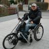 Mit der Anschaffung eines Handbikes hat sich Christian Lugauer ein Stück eigenständige Mobilität und somit zusätzliche Lebensqualität geleistet.