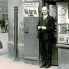 Um 1930: Uhrmacher Albert Maier vor seinem Mini-Ladengeschäft am Chor der Jakobskirche.