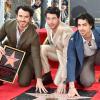 Kevin Jonas (l-r), Nick Jonas und Joe Jonas von den Jonas Brothers zeigen ihren Stern bei einer Zeremonie, bei der sie mit einem Stern auf dem Hollywood Walk of Fame geehrt werden.