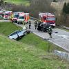 Rettungskräfte sind an einer Unfallstelle im Einsatz. Bei einem Verkehrsunfall im Landkreis Freudenstadt sind neun Menschen verletzt worden.