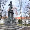 Das Friedensdenkmal im Fronhof geht zurück auf den deutschen Sieg über Frankreich von 1871 und gedenkt der bayerischen Gefallenen. 	