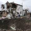 Bild der Zerstörung: Ein Krater einer Explosion ist neben einem zerstörten Haus nach einem Raketenangriff in Hlewacha zu sehen.