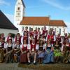 Nach einer Probe für ihre Australienreise posierte die "Original Bavarian Brassband from the Allgaeu Region" für ein Gruppenbild vor der Hawanger Pfarrkirche St. Stephan - mit Organisator und Reiseleiter Reinhard Lohr (vorn, Mitte) und Dirigent Josef Felix (links, mit Bayernfahne).