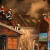 100 Feuerwehrleute waren am frühen Sonntagmorgen in Röfingen im Einsatz. Beim Brand einer Gartenhütten griffen die Flammen auf eine Doppelhaushälfte über. 