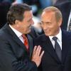 Ziemlich beste Freunde: Der damalige Bundeskanzler Gerhard Schröder begrüßt den russischen Präsidenten Wladimir Putin.
