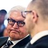 Außenminister Steinmeier (l) beim Treffen mit dem ukrainischen Ministerpräsident Arseni in Kiew. Steinmeier mahnte die zerstrittenen Lager zum Dialog vor der Präsidenten Wahl.